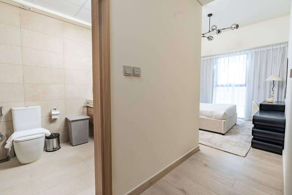 Nasma - Modern 3br Oasis With Balcony In Azizi Riviera Apartment