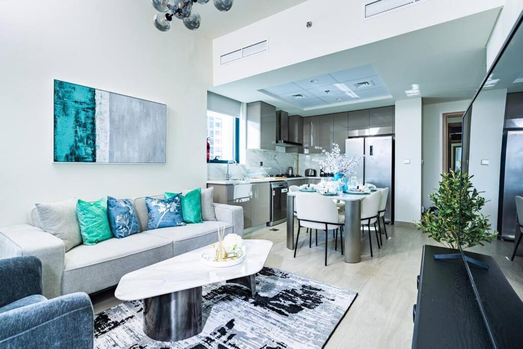 Nasma - Modern 3br Oasis With Balcony In Azizi Riviera Apartment *
