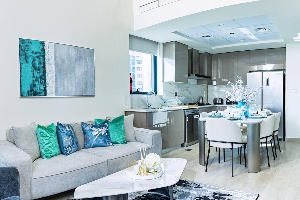 Nasma - Modern 3br Oasis With Balcony In Azizi Riviera *