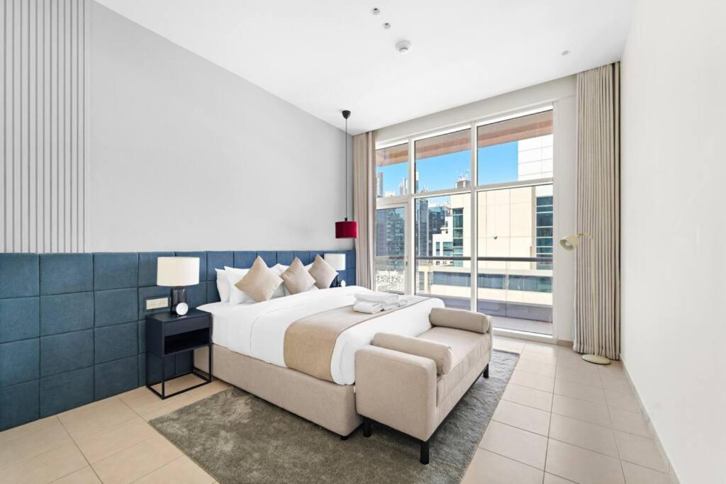 Spacious 1-bedroom In Bay Square *