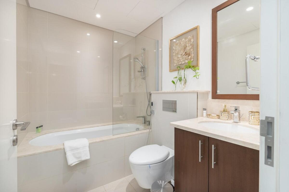 Glamorous 2-bedroom Retreat In Blvd Crescent Near Mall
