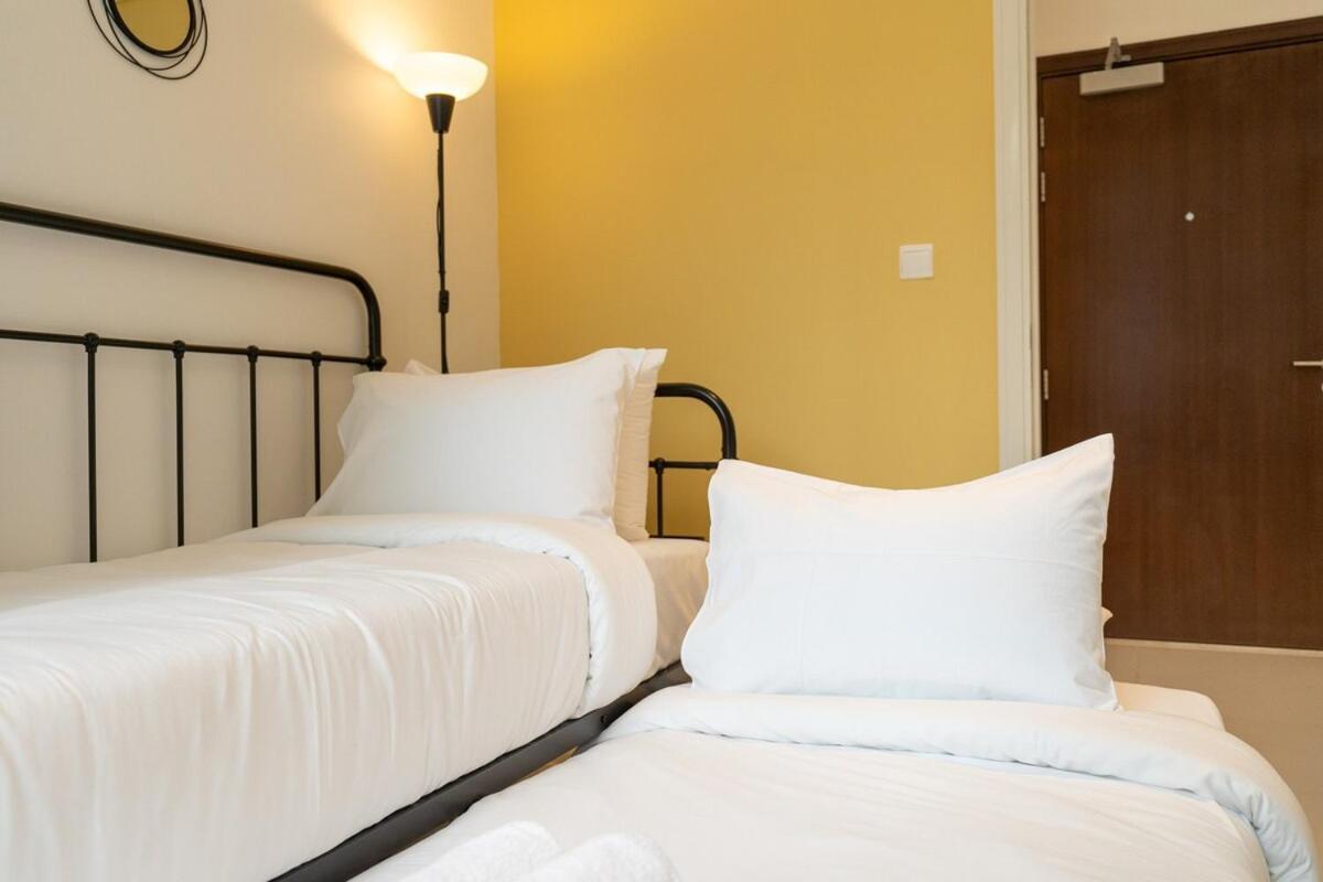 Glamorous 2-bedroom Retreat In Blvd Crescent Near Mall Dubai