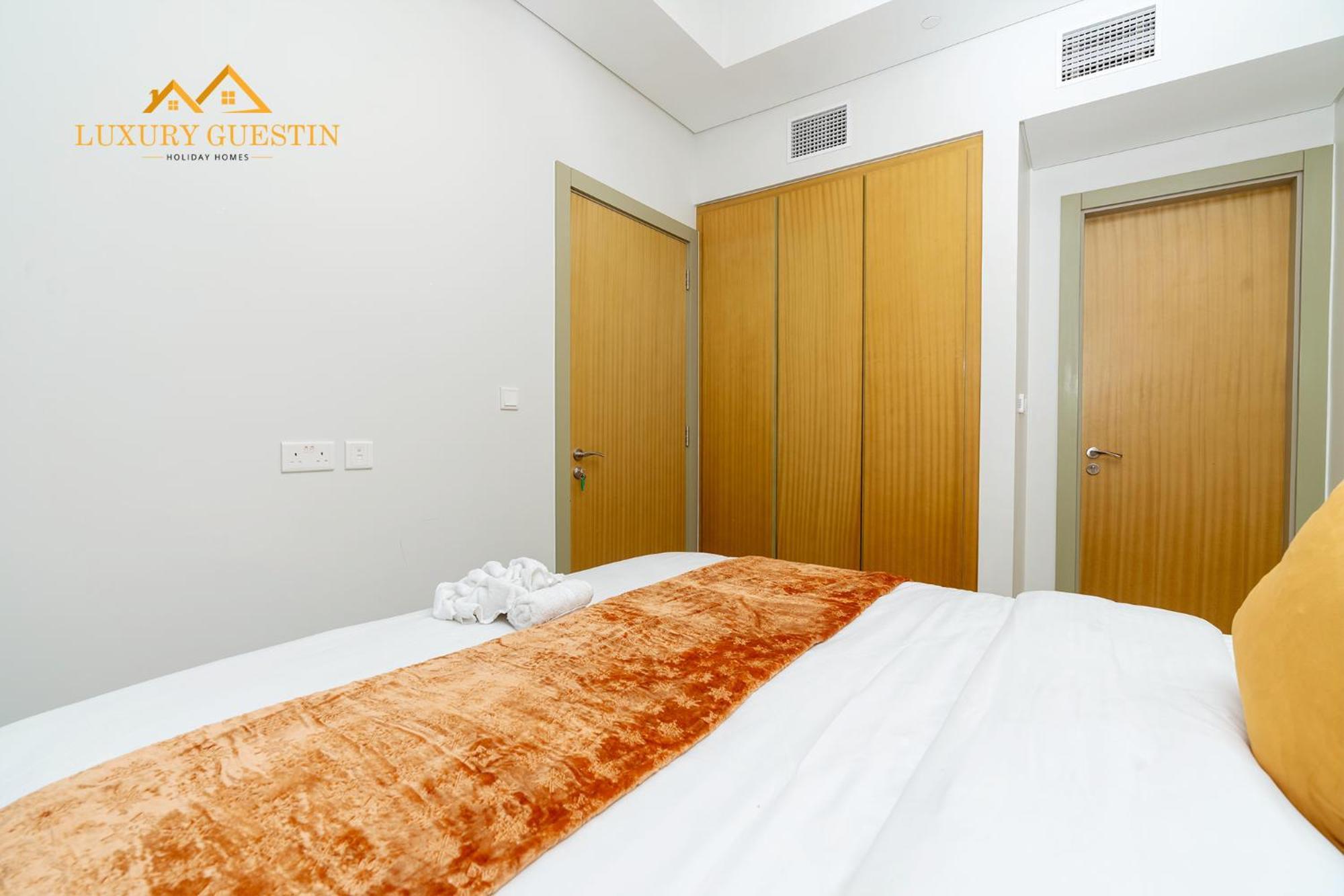 Elegant 2-br With Canal & Views Pool Amenities Apartment Dubai
