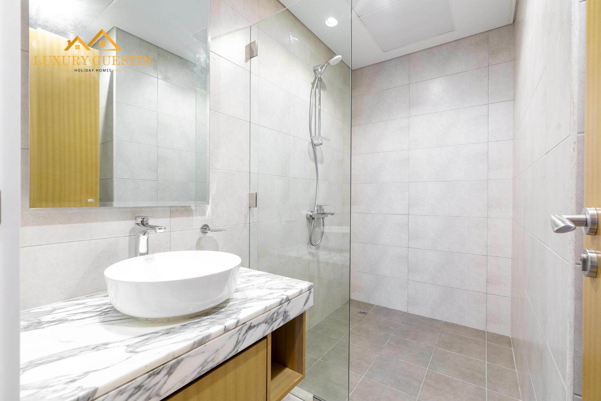 Elegant 2-br With Canal & Views Pool Amenities Apartment Dubai
