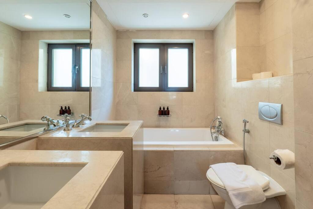 Full Burj Khalifa Views 1bdr With Private Hot Tub Apartment