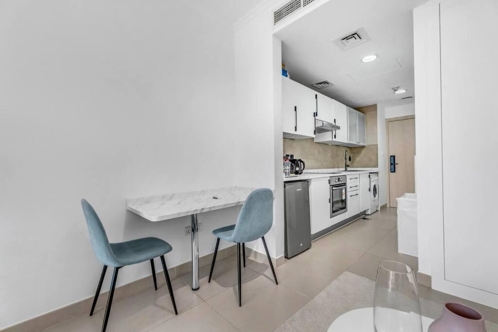 Waves - Charming With Views Close To Metro