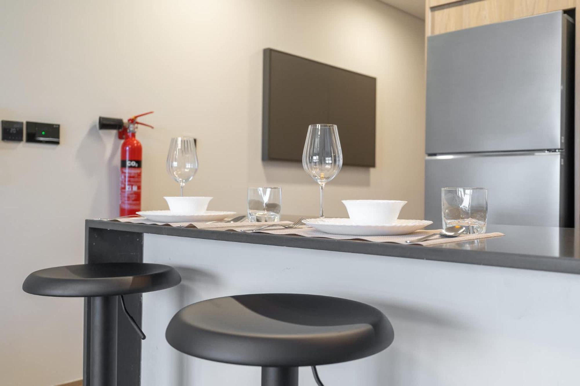 Apartment That Sleeps 2 And Near Circle Mall And Five, Jvc *