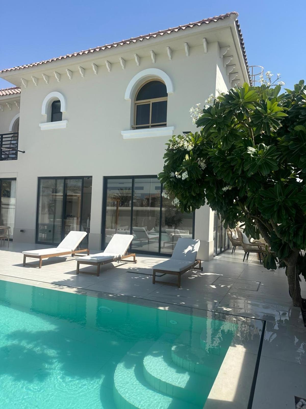 Villa Luxurious 5bhk With Pool Bbq And Full Time Housemaid Assistance - Live In *