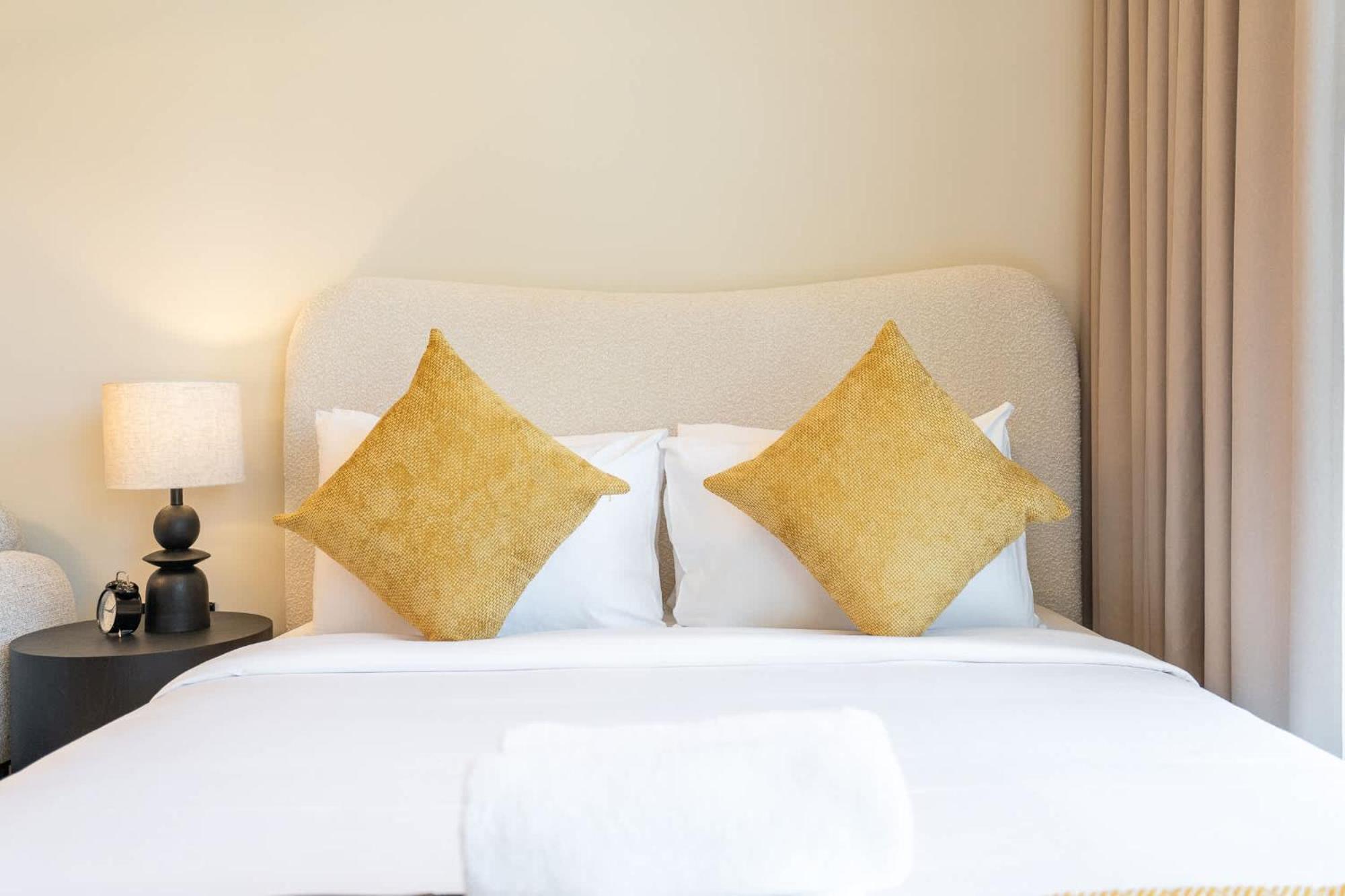 Apartment That Sleeps 2 And Near Circle Mall And Five, Jvc *