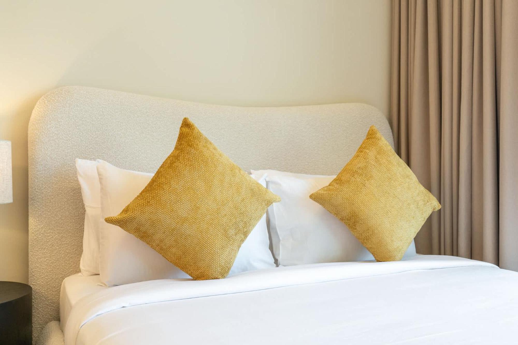 That Sleeps 2 And Near Circle Mall And Five, Jvc Apartment Dubai