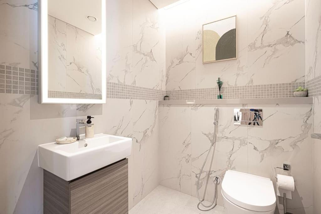 2br Luxury With Starry Ceiling Apartment Dubai