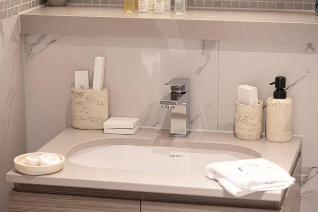 2br Luxury With Starry Ceiling * Dubai