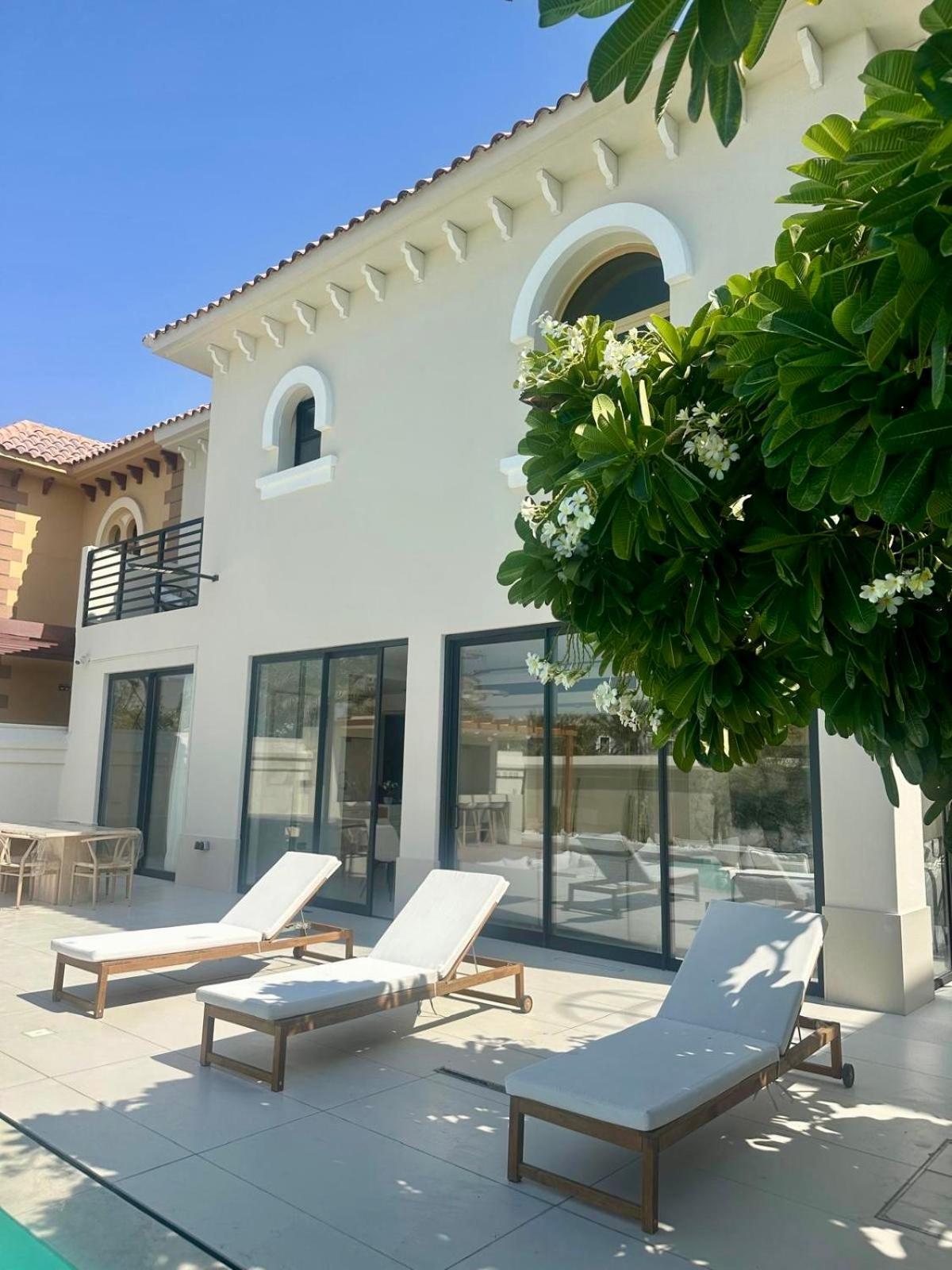 Luxurious 5bhk With Pool Bbq And Full Time Housemaid Assistance - Live In Villa *