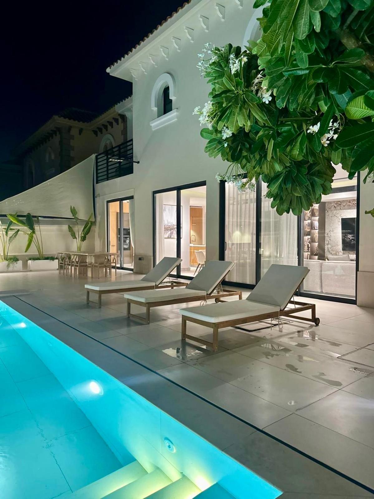 Luxurious 5bhk With Pool Bbq And Full Time Housemaid Assistance - Live In Villa *