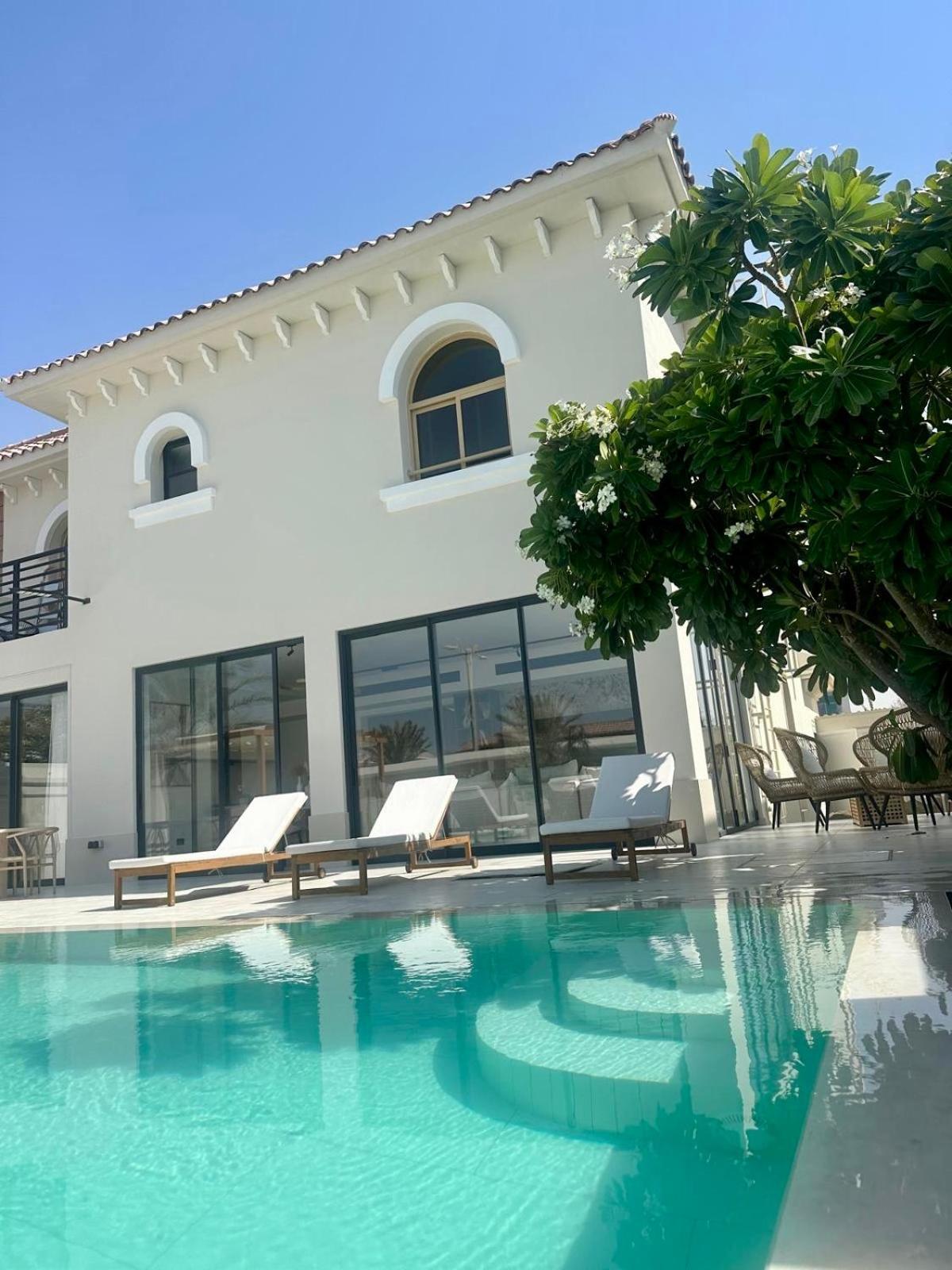 Luxurious 5bhk With Pool Bbq And Full Time Housemaid Assistance - Live In Villa Dubai