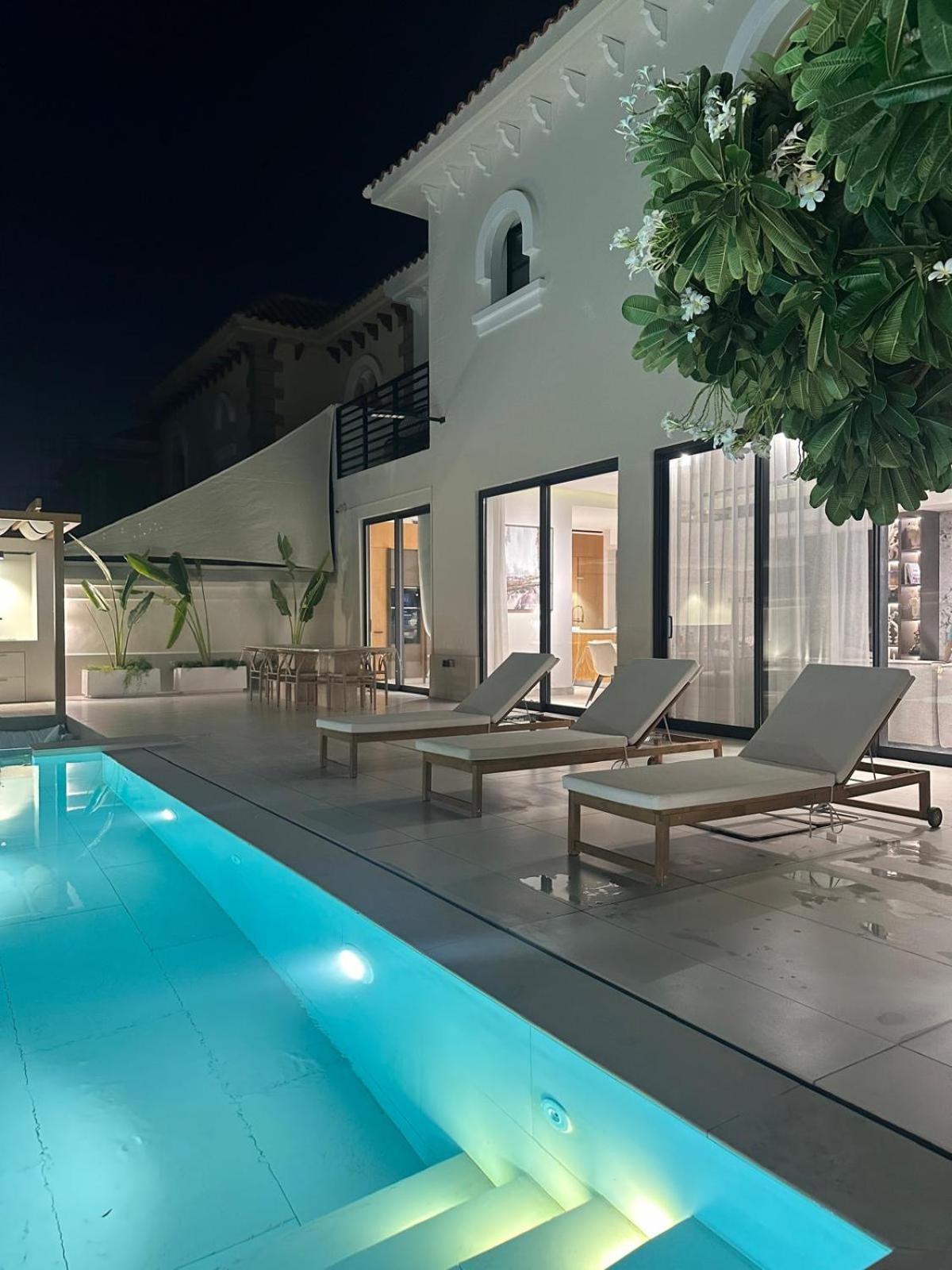 Luxurious 5bhk With Pool Bbq And Full Time Housemaid Assistance - Live In Villa *
