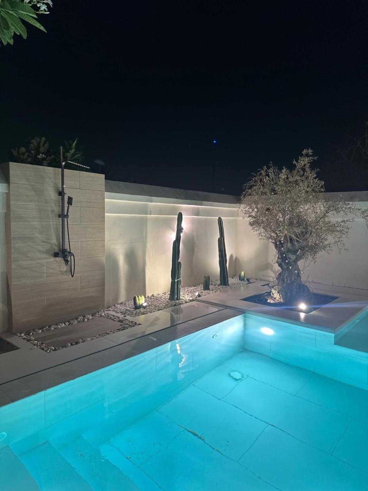 Luxurious 5bhk With Pool Bbq And Full Time Housemaid Assistance - Live In Dubai