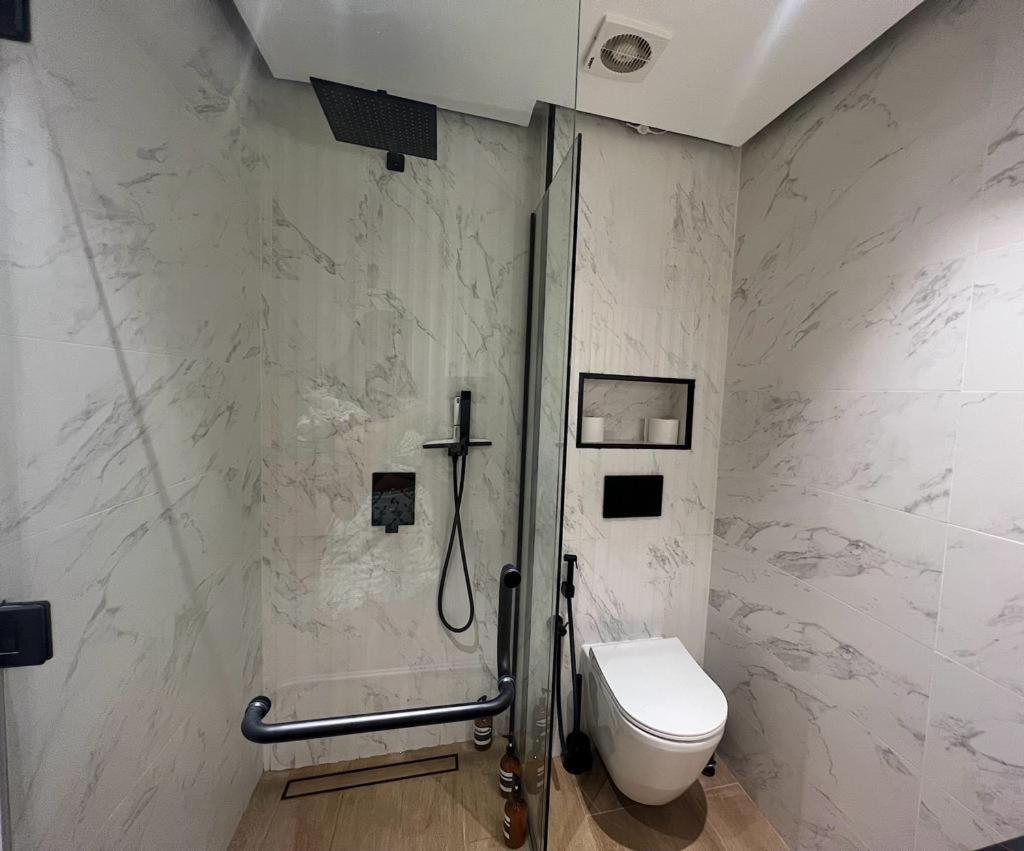 Luxurious 5bhk With Pool Bbq And Full Time Housemaid Assistance - Live In Villa