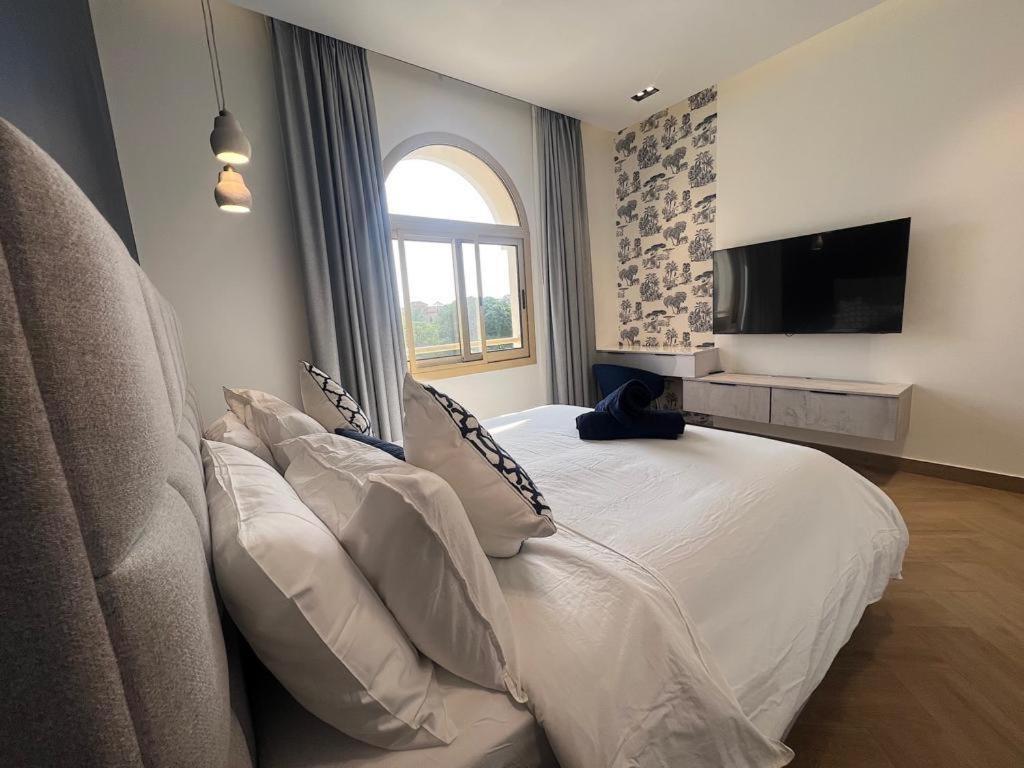 Luxurious 5bhk With Pool Bbq And Full Time Housemaid Assistance - Live In Dubai