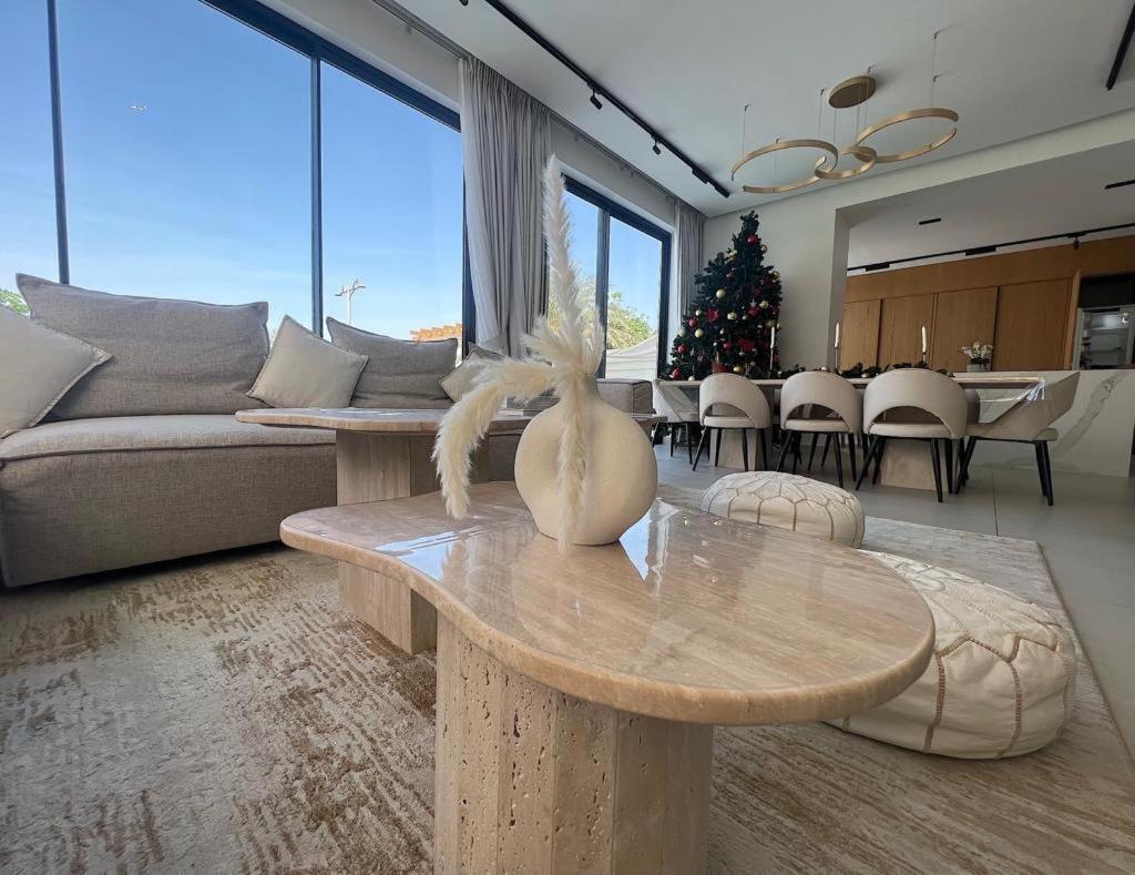 Luxurious 5bhk With Pool Bbq And Full Time Housemaid Assistance - Live In * Dubai