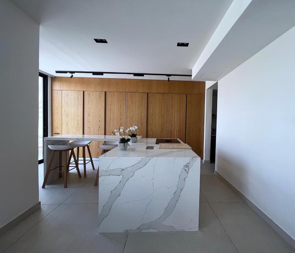 Luxurious 5bhk With Pool Bbq And Full Time Housemaid Assistance - Live In Villa Dubai