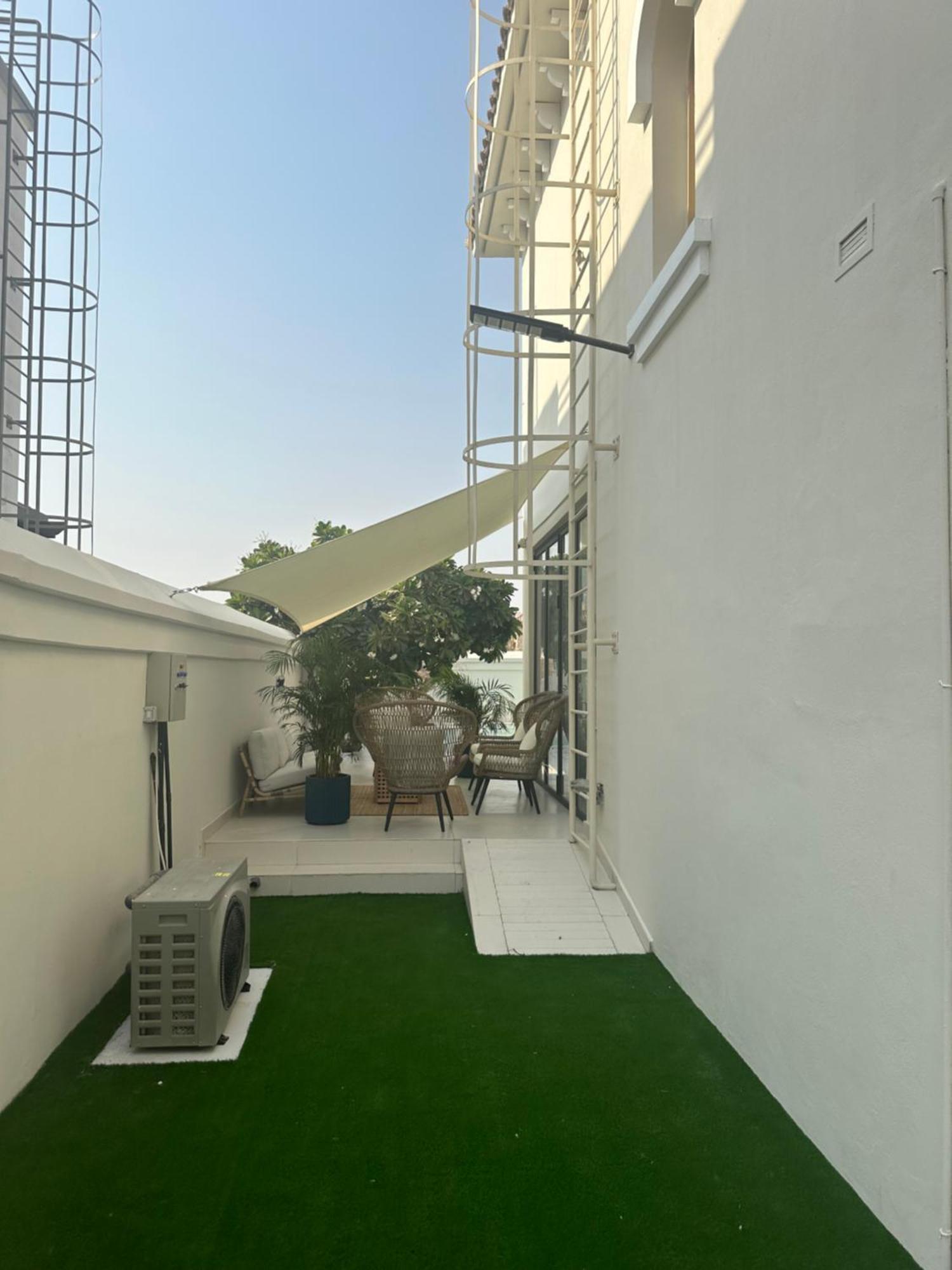 Luxurious 5bhk With Pool Bbq And Full Time Housemaid Assistance - Live In Dubai