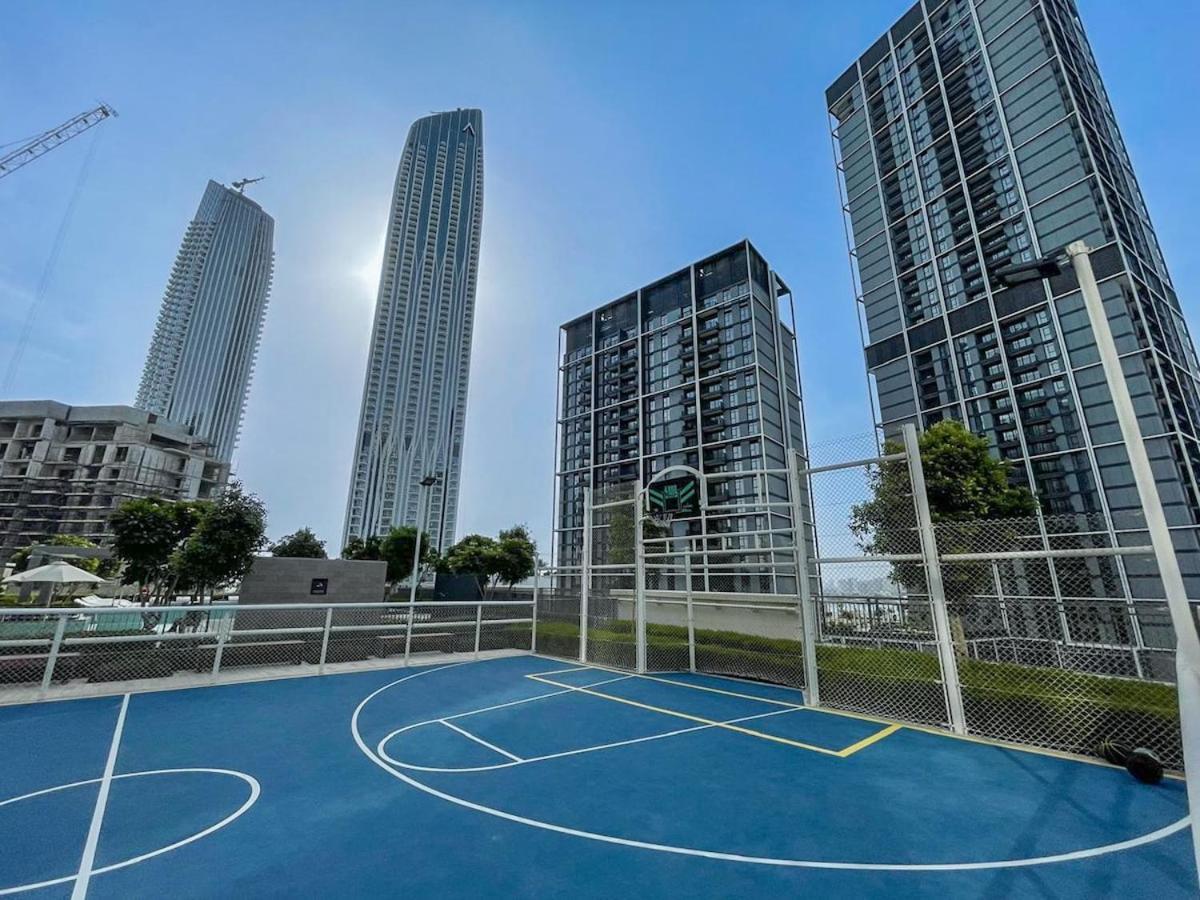 Prestigious 2-bedroom Unit With Waterfront Charm In Creek Harbour