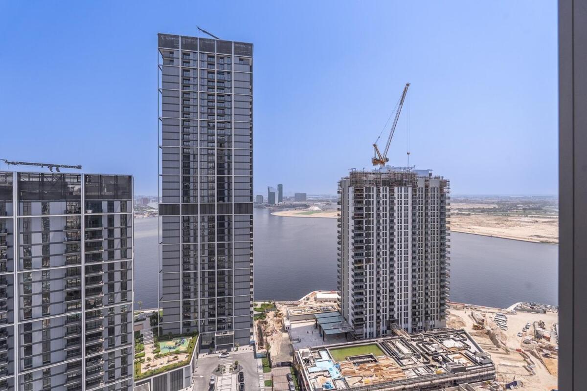 Apartment Prestigious 2-bedroom Unit With Waterfront Charm In Creek Harbour