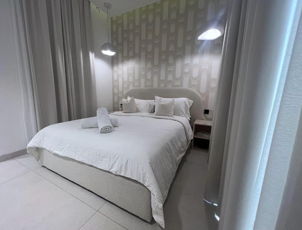 Luxurious 5bhk With Pool Bbq And Full Time Housemaid Assistance - Live In Villa