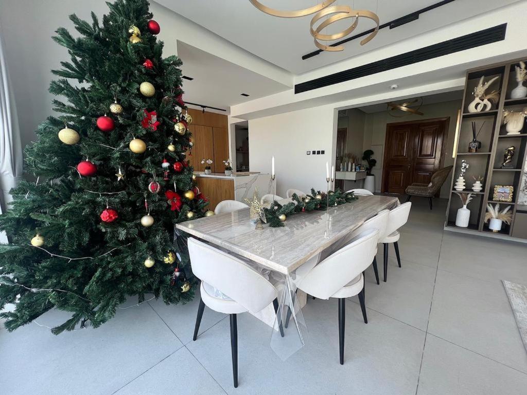 Villa Luxurious 5bhk With Pool Bbq And Full Time Housemaid Assistance - Live In Dubai