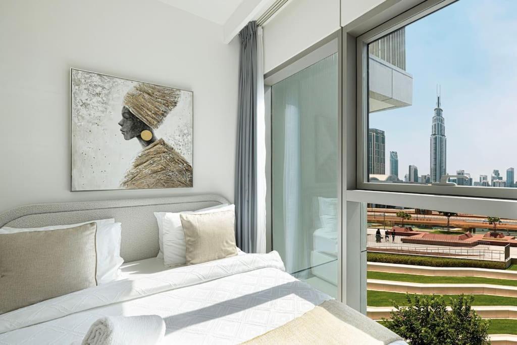 Maxstays - Stunning Burj Khalifa View - Mall Access - Infinity Pool Apartment