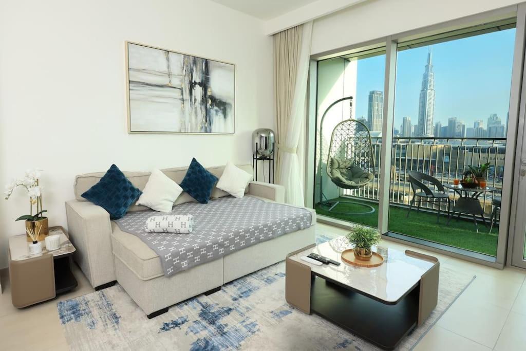 Maxstays - Stunning Burj Khalifa View - Mall Access - Infinity Pool Apartment *