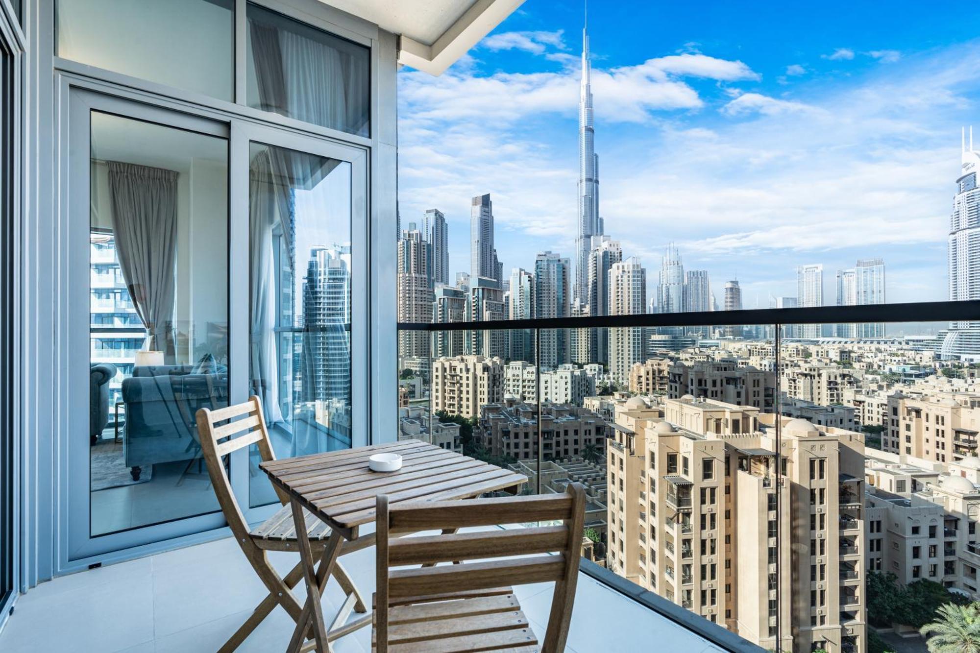 Family In Downtown Overlooking Burj Khalifa Apartment Dubai