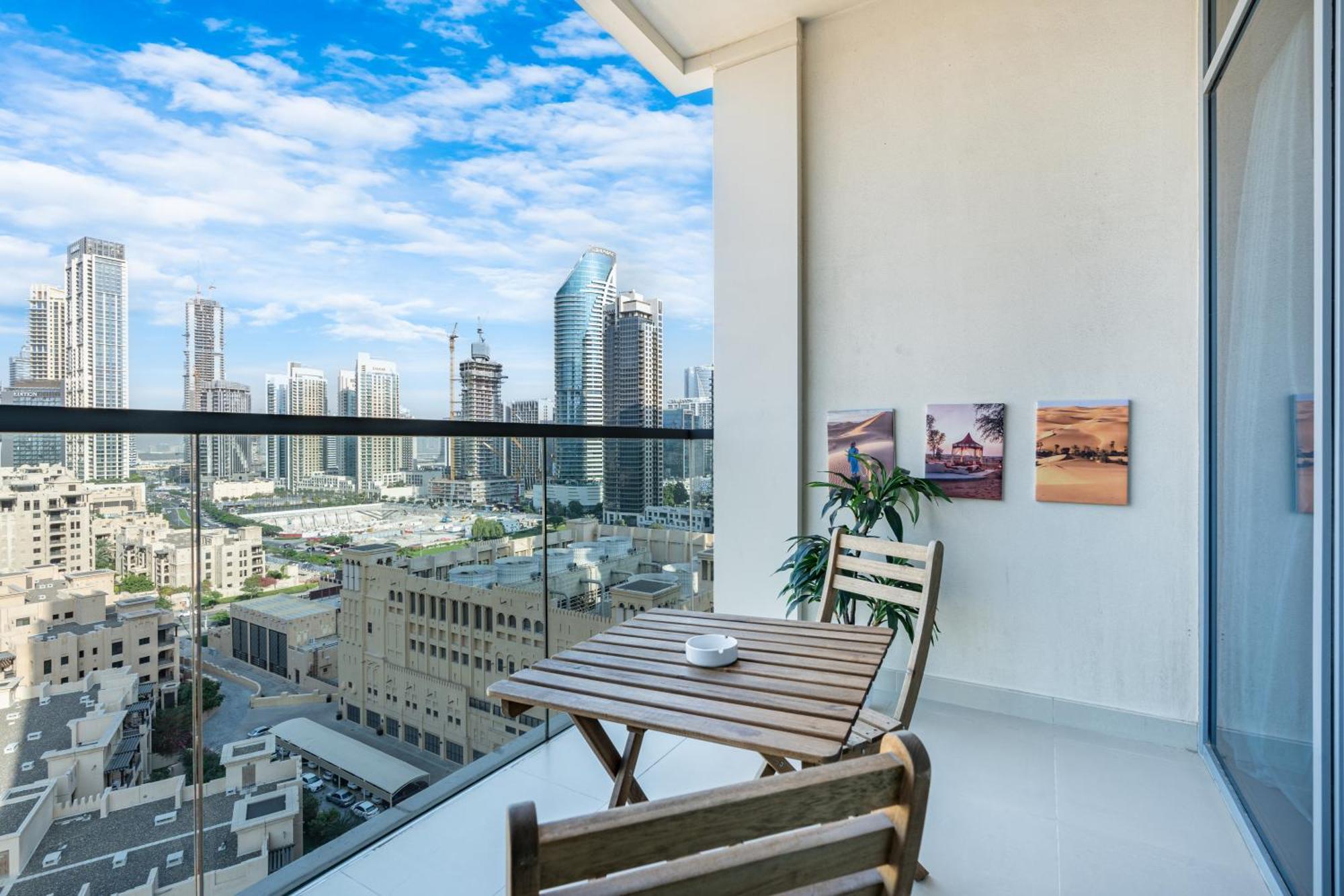 Family In Downtown Overlooking Burj Khalifa Apartment
