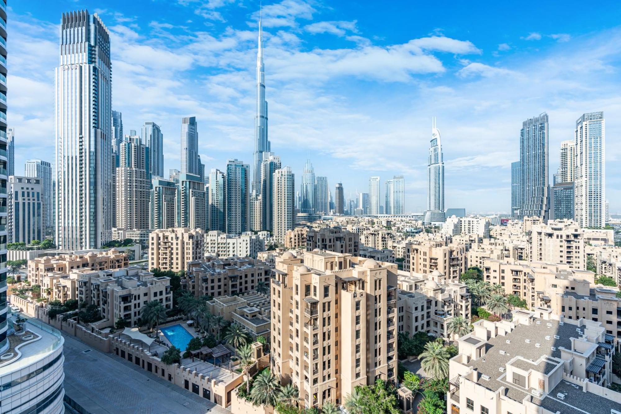 Family In Downtown Overlooking Burj Khalifa Apartment