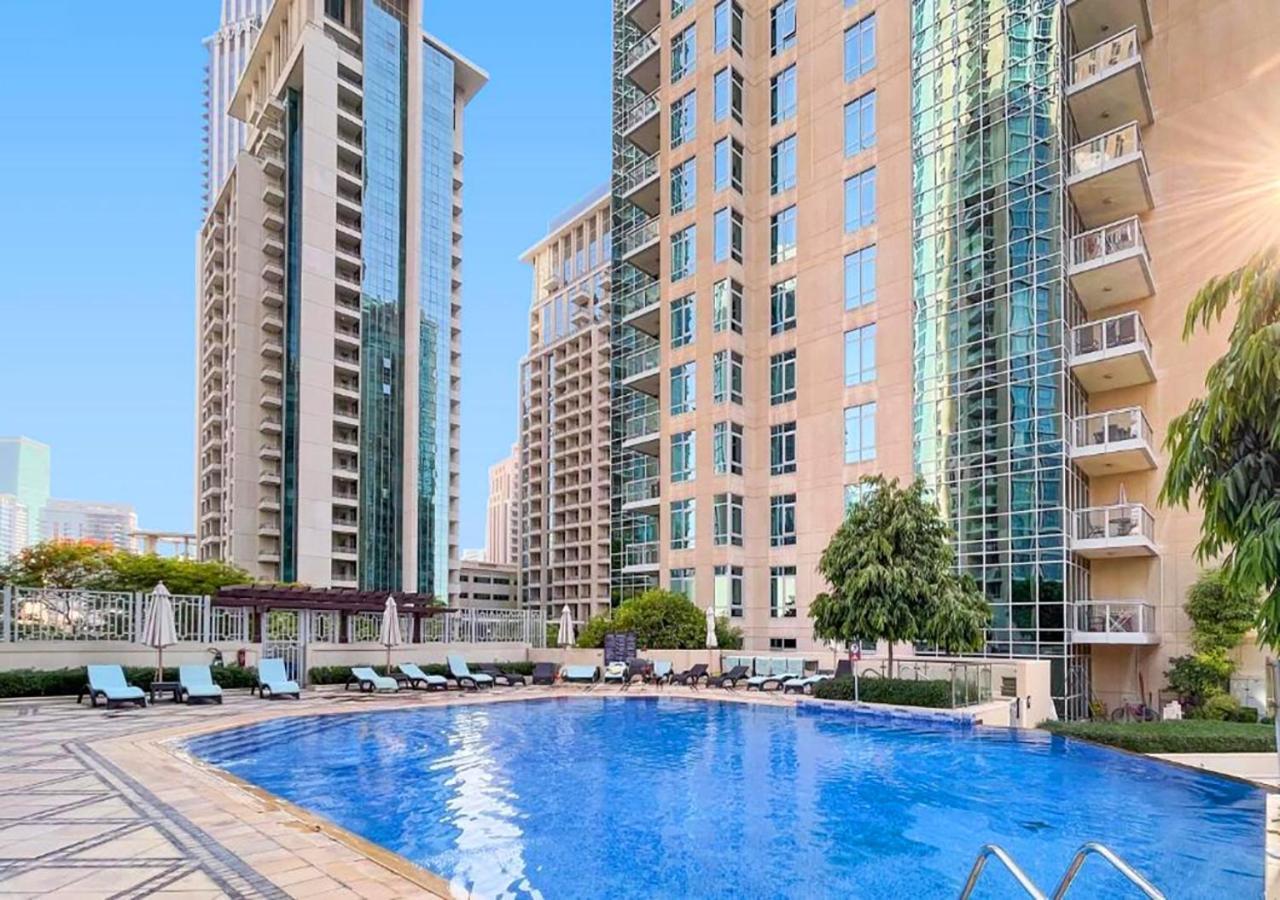 Luxurious With Stunning Burj Khalifa, Pool & Views Steps From Mall Dubai