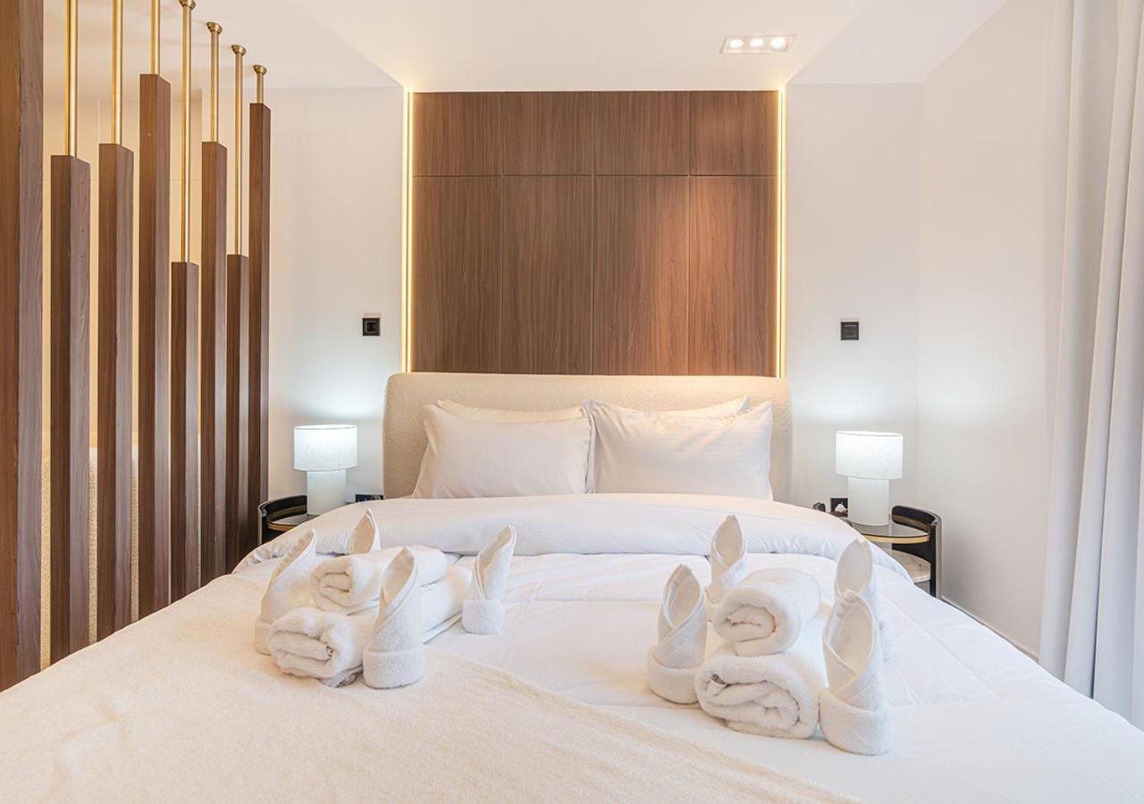 Apartment Luxurious With Stunning Burj Khalifa, Pool & Views Steps From Mall Dubai