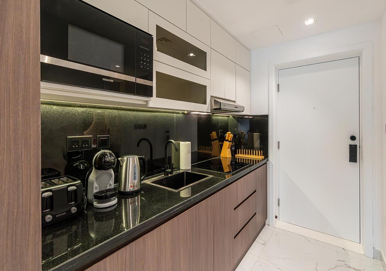 Luxurious With Stunning Burj Khalifa, Pool & Views Steps From Mall * Dubai