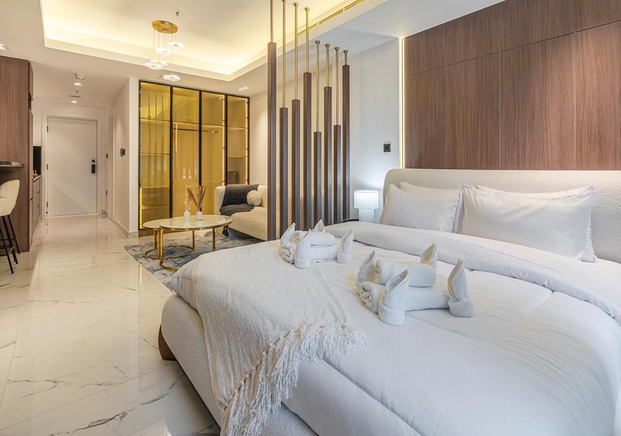Luxurious With Stunning Burj Khalifa, Pool & Views Steps From Mall Apartment Dubai