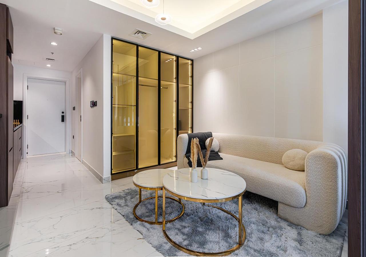 Luxurious With Stunning Burj Khalifa, Pool & Views Steps From Mall Apartment