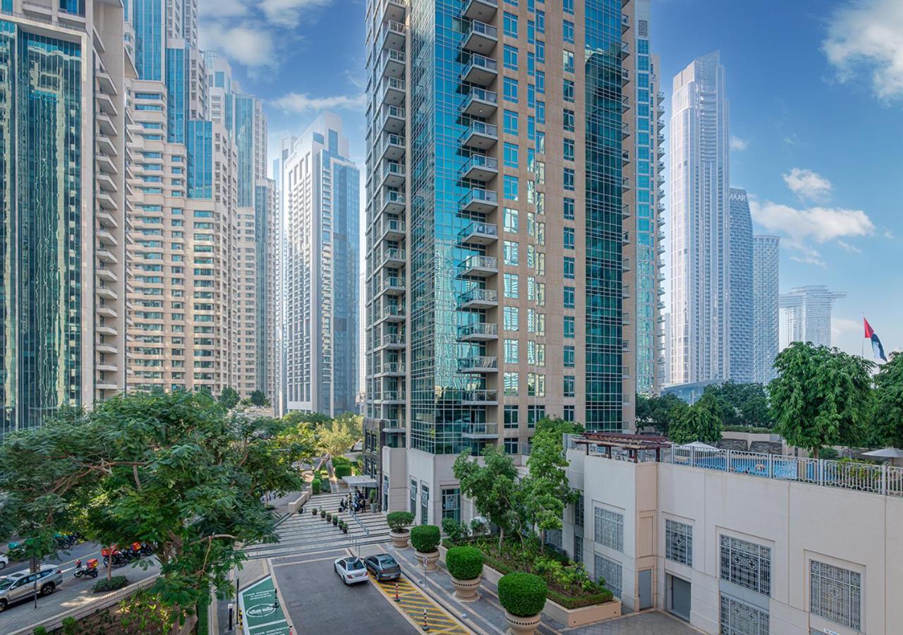 Luxurious With Stunning Burj Khalifa, Pool & Views Steps From Mall Apartment *