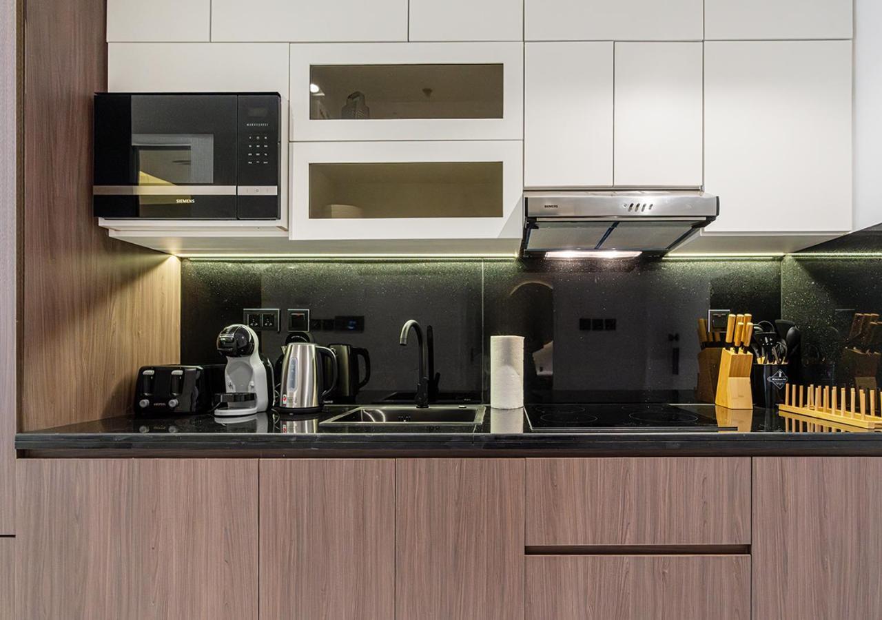 Apartment Luxurious With Stunning Burj Khalifa, Pool & Views Steps From Mall *