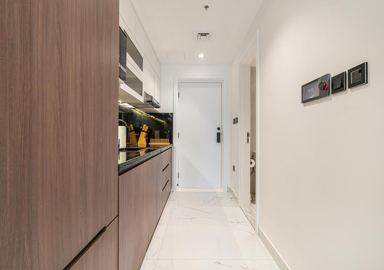 Luxurious With Stunning Burj Khalifa, Pool & Views Steps From Mall Apartment Dubai