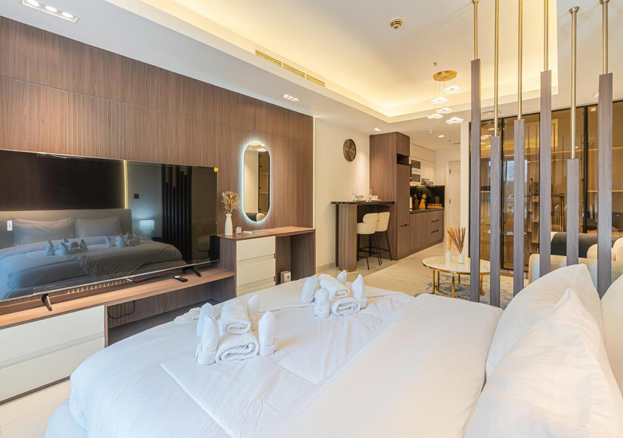 Luxurious With Stunning Burj Khalifa, Pool & Views Steps From Mall Dubai