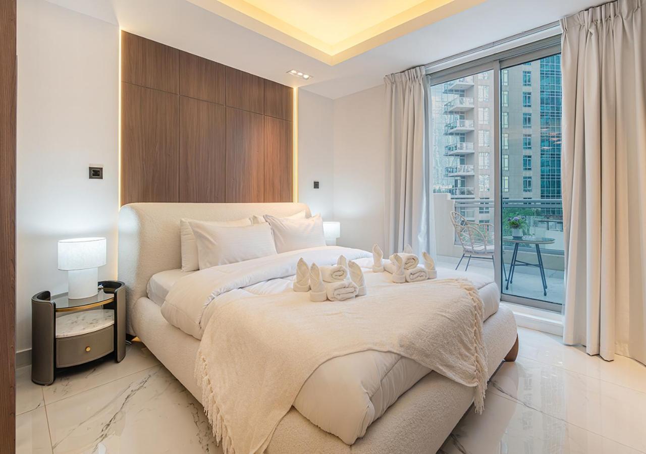 Luxurious With Stunning Burj Khalifa, Pool & Views Steps From Mall * Dubai