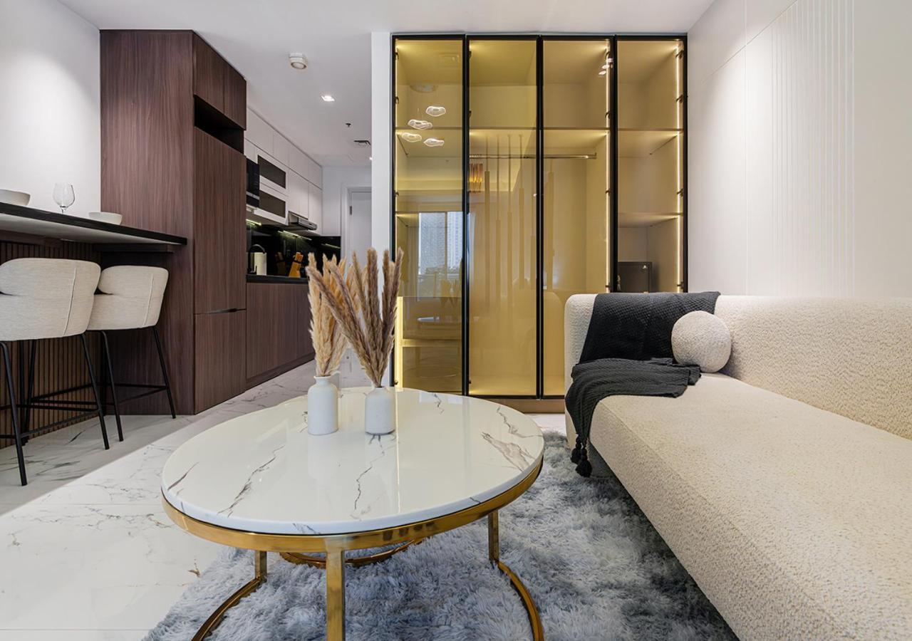 Apartment Luxurious With Stunning Burj Khalifa, Pool & Views Steps From Mall