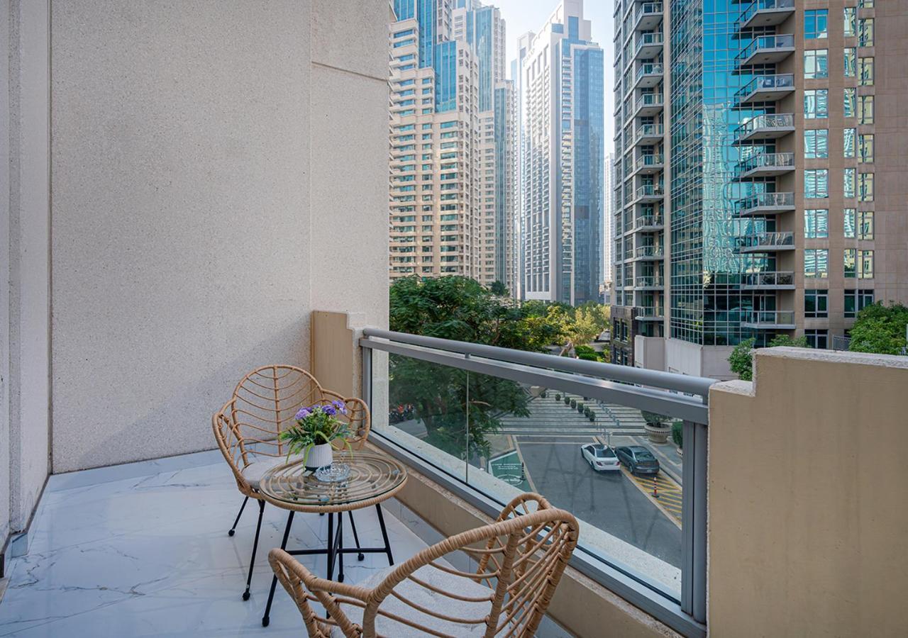 Luxurious With Stunning Burj Khalifa, Pool & Views Steps From Mall Apartment *