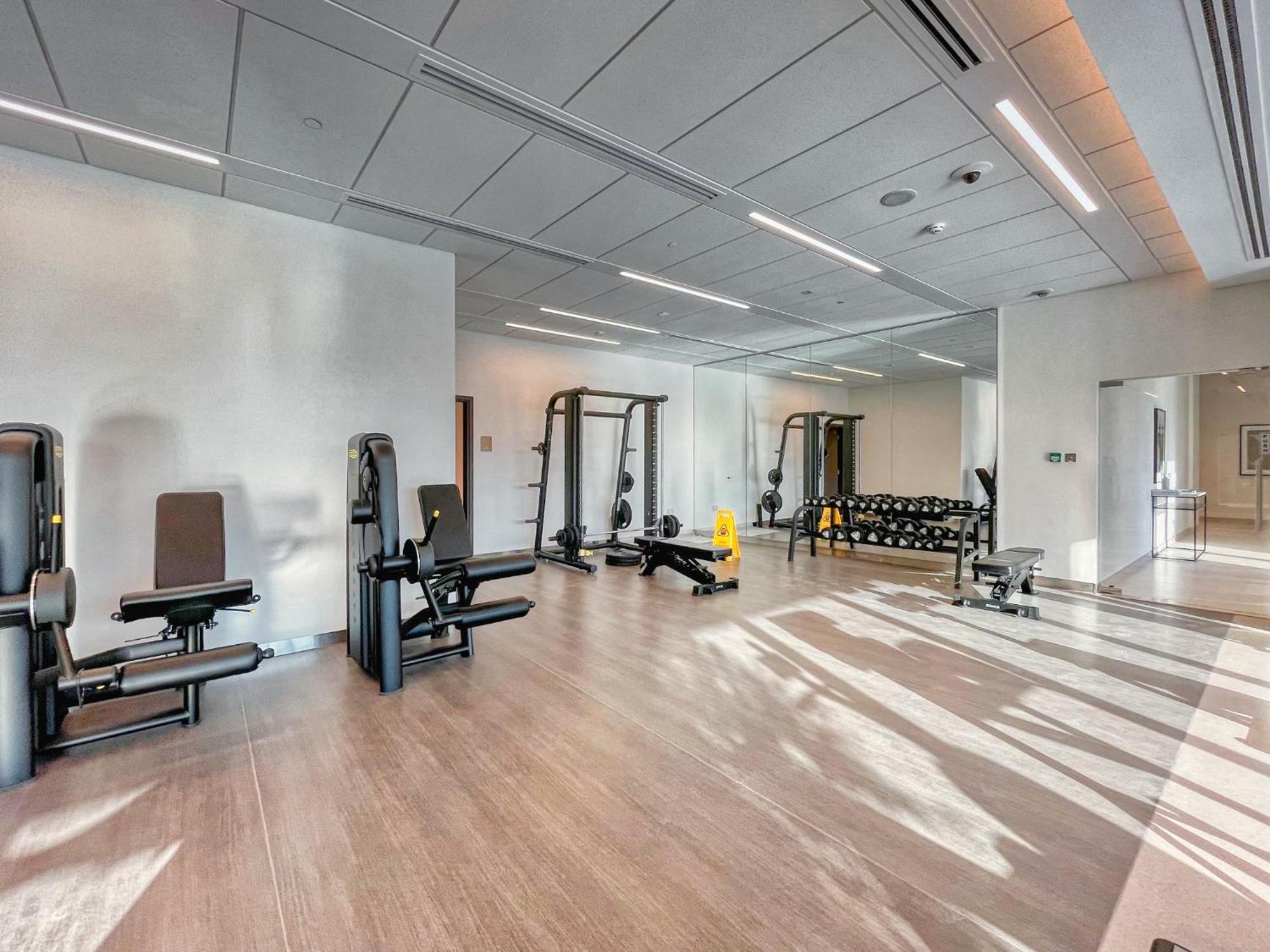 Classy Downtown Bliss With Mall Access Apartment *