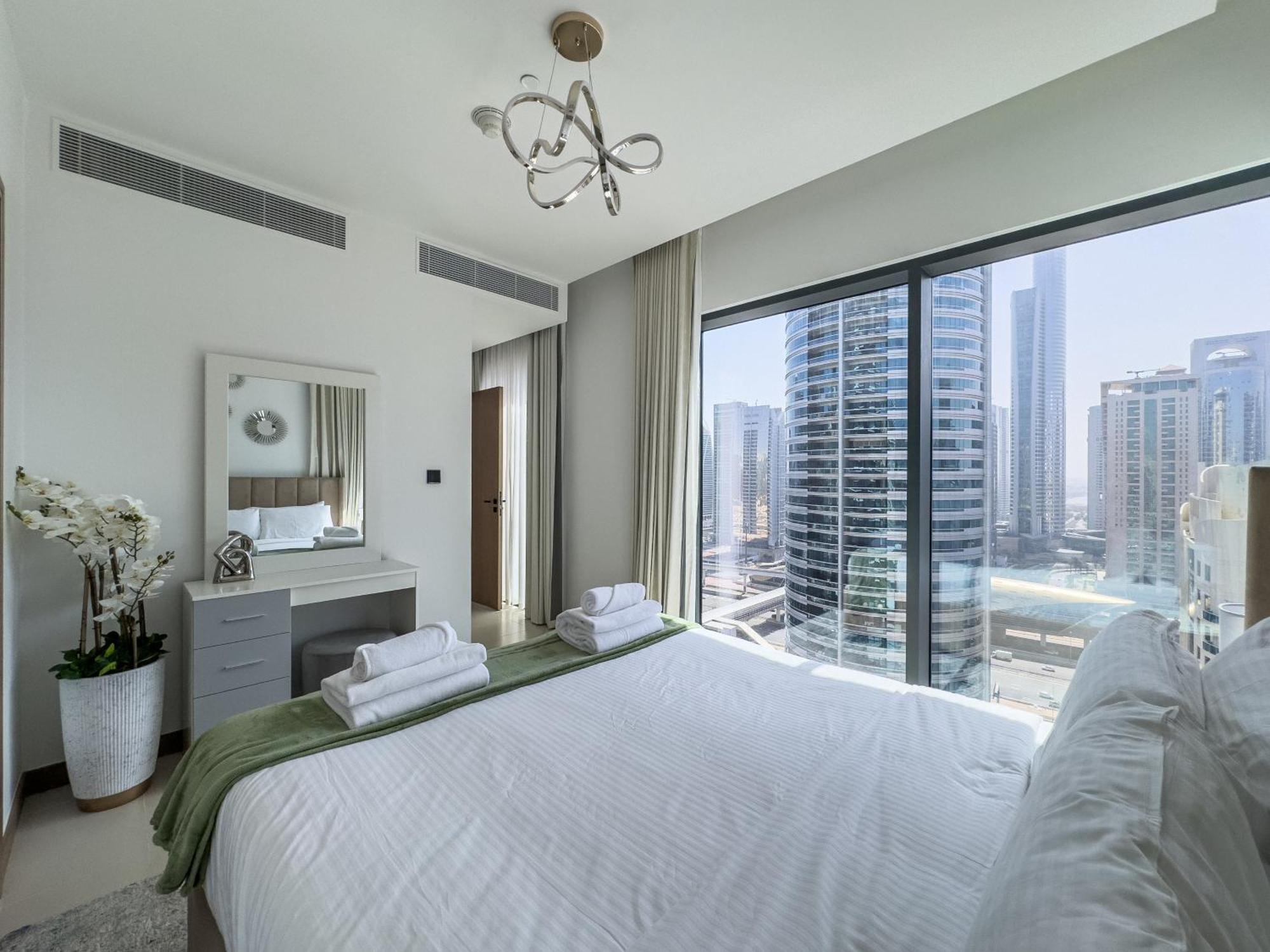 Vida Marina & Yacht Club With Starbucks Below Dubai