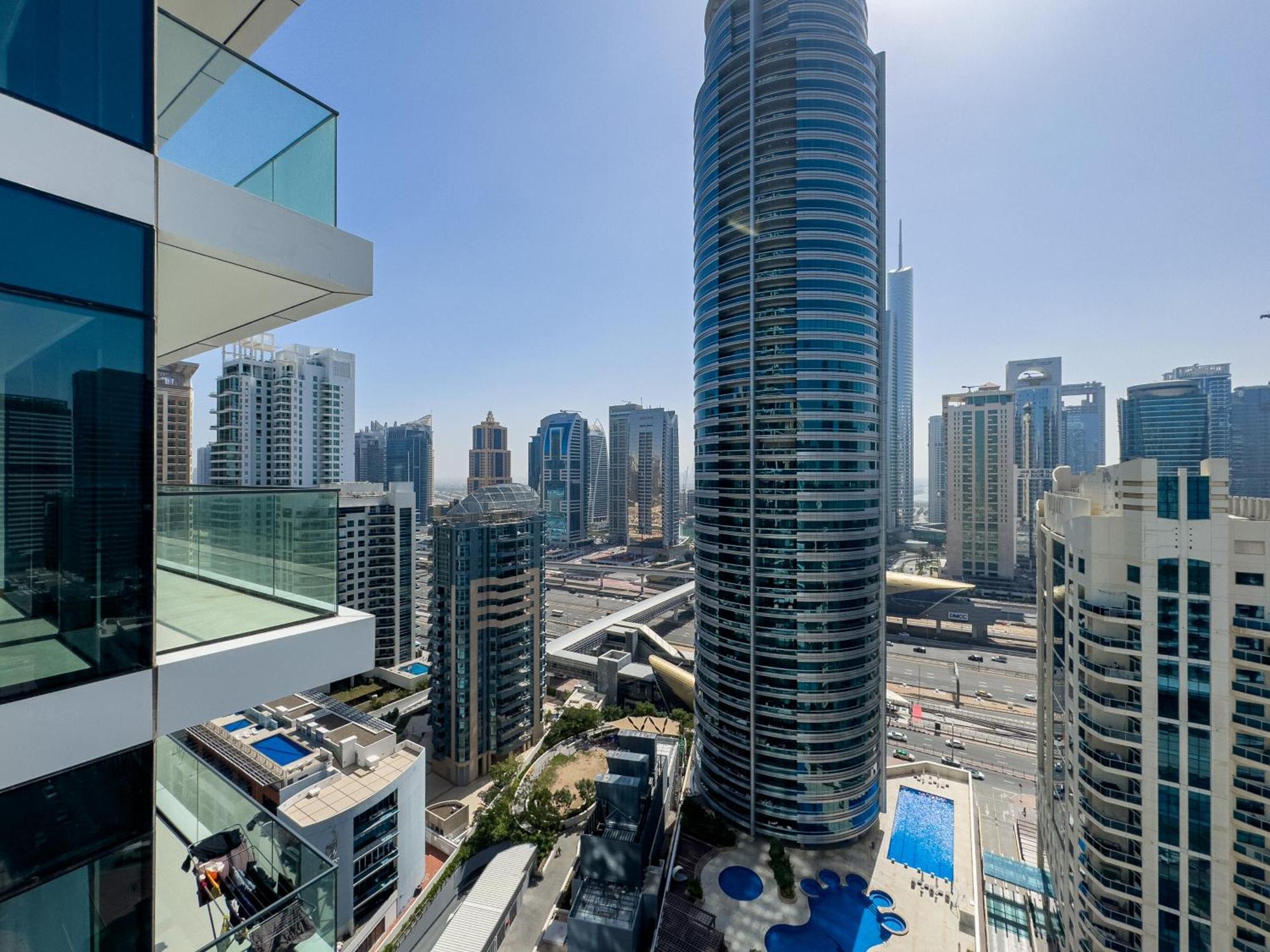 Vida Marina & Yacht Club With Starbucks Below * Dubai
